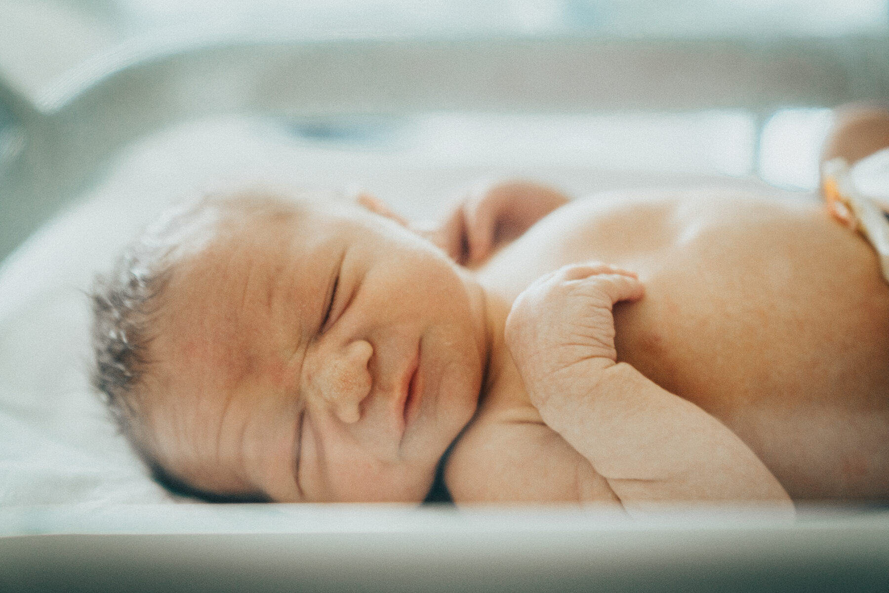 Mama hält ihr Neugeborenes