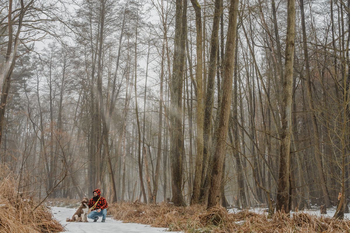Kinder rodeln im Winter