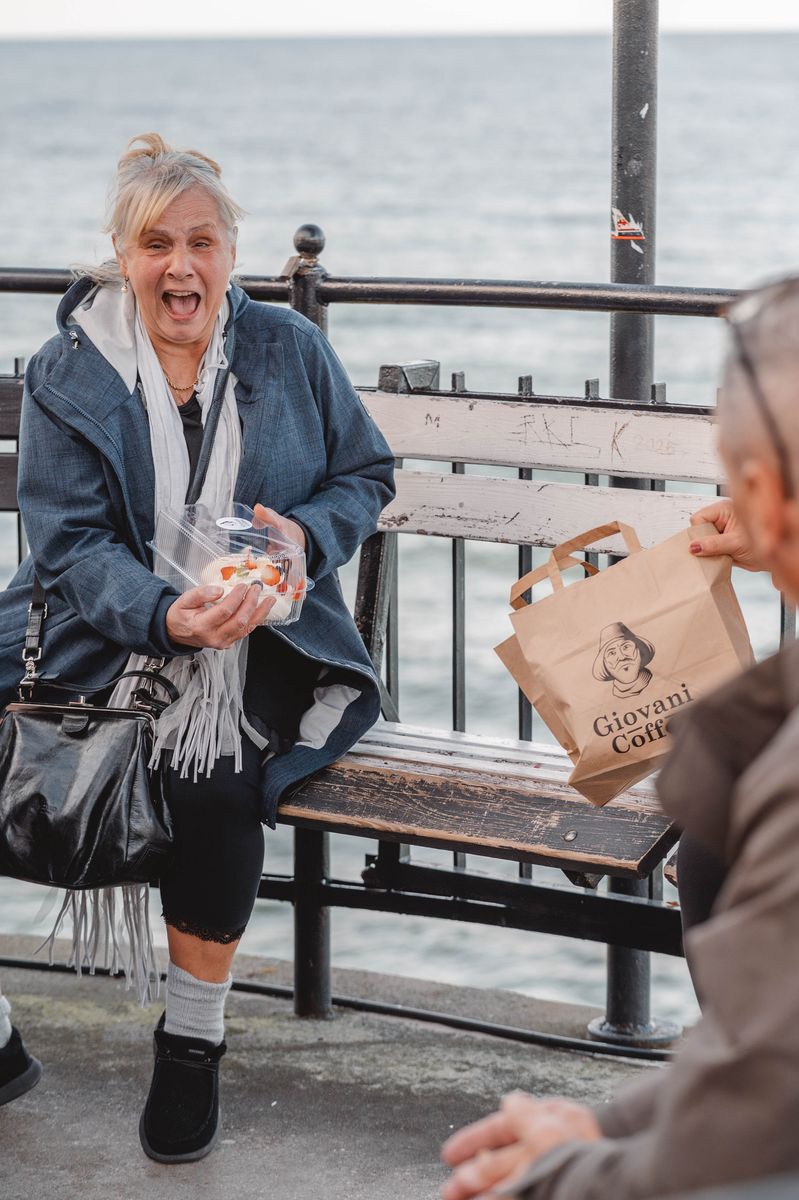 Frau lacht auf der Pier-Bank