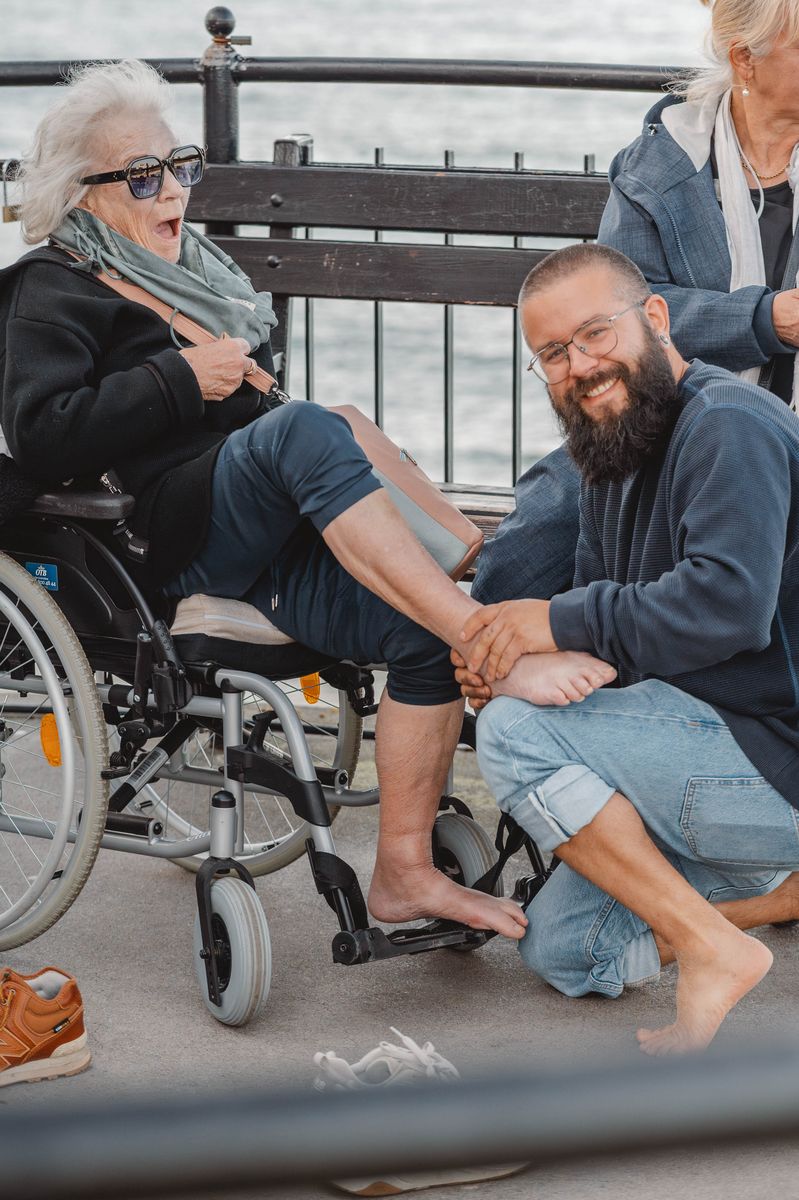 Paar auf dem Pier — Zusammenhalt