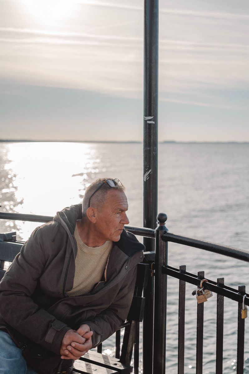 Mann am Pier — Blick aufs Meer