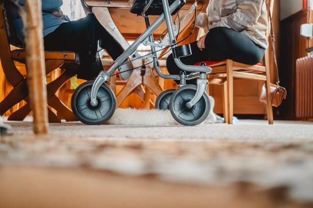 Rollator und Kinderwagen — Generationen
