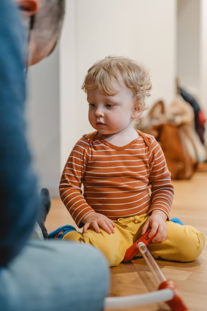Kleinkind sitzt und entdeckt