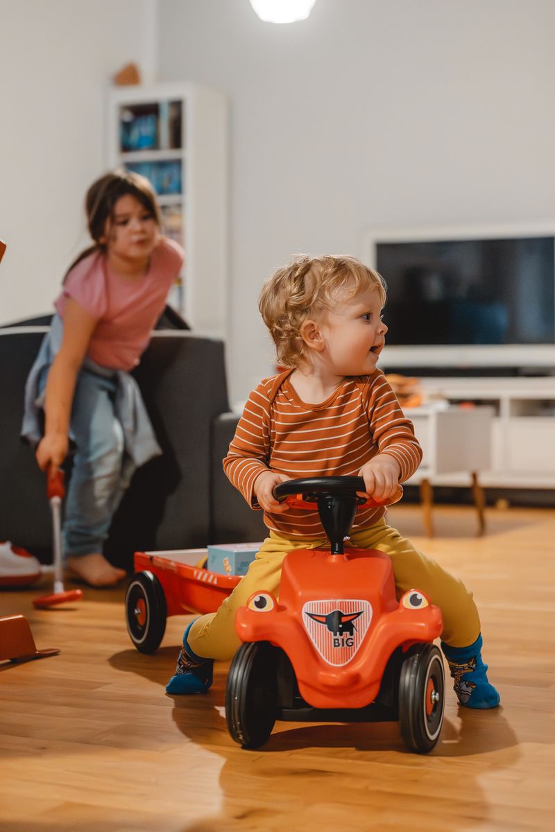 Kleinkind spielt mit Spielzeugauto