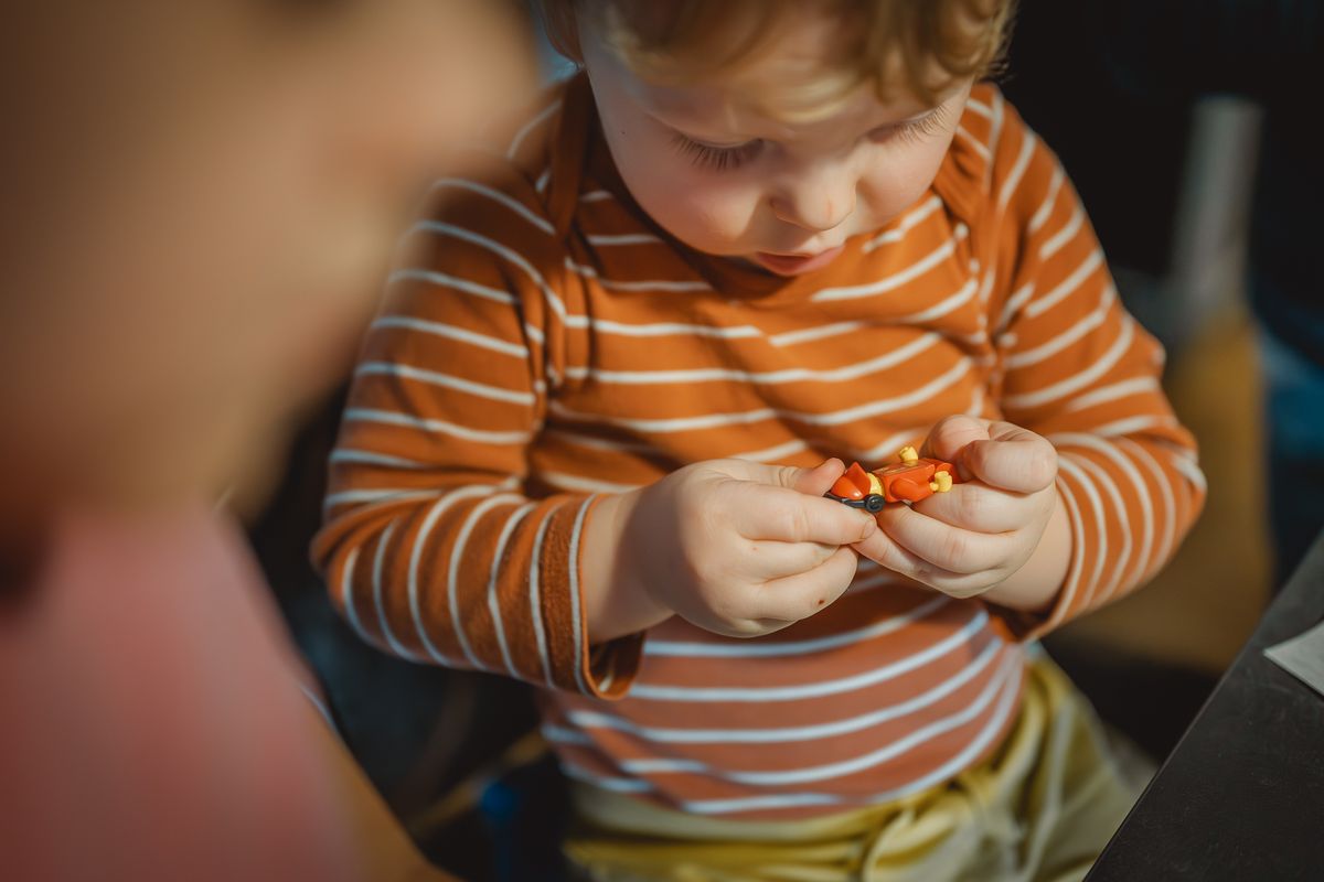 Kleine Hände greifen nach Tomate