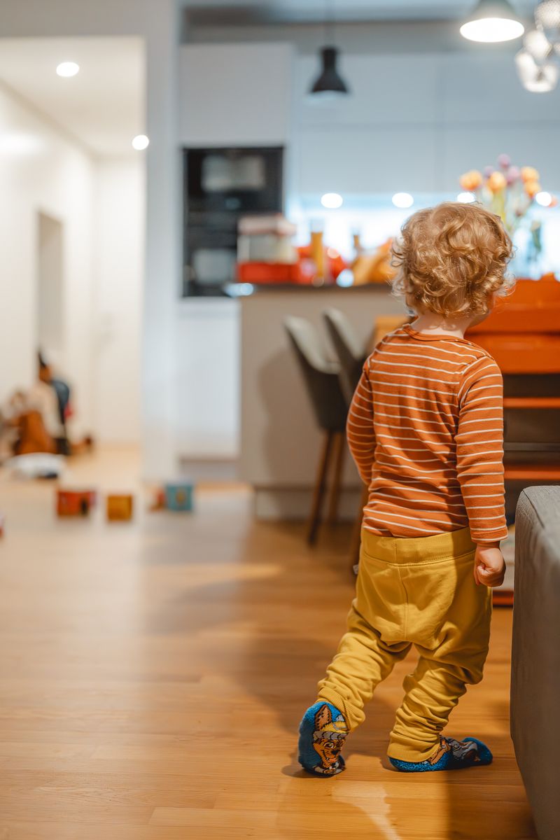 Kleinkind macht erste Schritte
