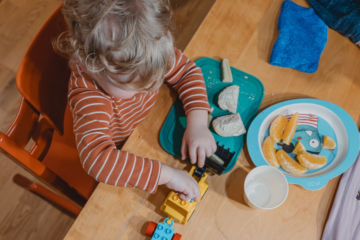 Oma und Enkel essen zusammen