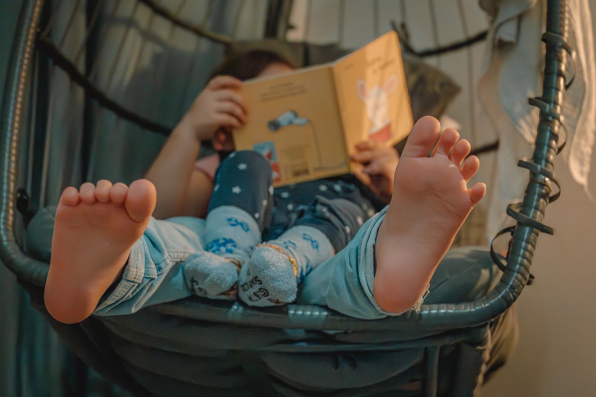 Baby im Kinderwagen — Vorlese-Moment